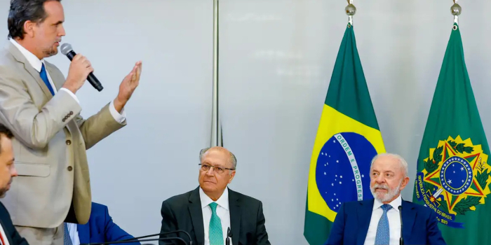 Lula assina MP e zera 